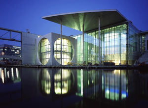 Marie-Elisabeth-L&uuml;ders-Haus bei Nacht