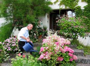 Peter G&ouml;tz bei der Gartenarbeit