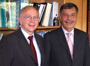 Peter G&ouml;tz im und Shafqat Kakakhel
